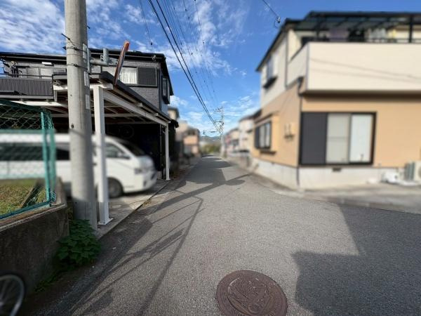 岩出市中島　中古戸建の前面道路含む現地写真