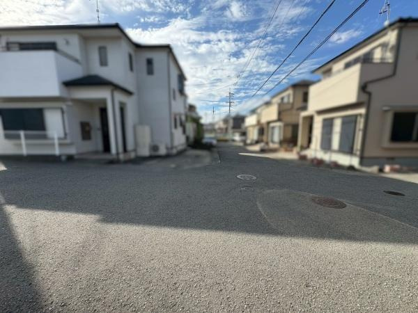 岩出市中島　中古戸建の前面道路含む現地写真