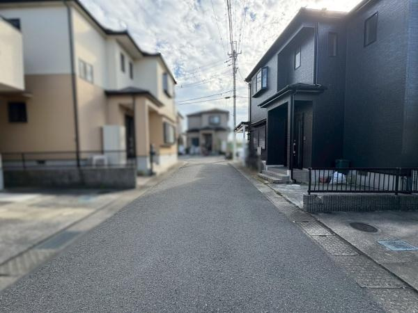 岩出市中島　中古戸建の前面道路含む現地写真
