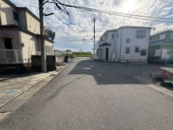 岩出市中島　中古戸建の前面道路含む現地写真