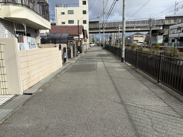 メゾン伊丹稲野の外観|物件の東側公道（約5ｍ）