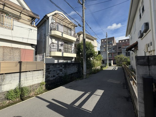 メゾン伊丹稲野の外観|物件を北西側から（西側道路含む）