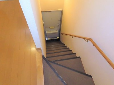 レオパレスブルガリの玄関|1階に玄関がある内階段のお部屋です