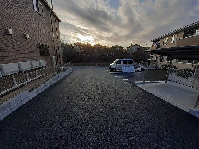 レディーバード　Ⅰの駐車場|車をお持ちの方に嬉しい駐車場付きの物件です