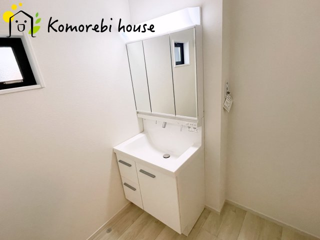 上尾市浅間台　12期　新築一戸建て　グレース　01の独立洗面台|独立洗面台、小物を置くことができて便利です