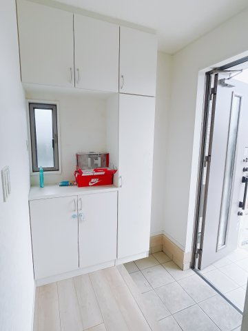 【中古戸建】前橋市川曲町の玄関|■玄関｜毎日の「いってらっしゃい」や「お帰りなさい」を大切なご家族と過ごす玄関は〈使いやすさ〉を追求しております。玄関横の物入は急な来客時でもさっとお片付けできるスペースを確保しています。