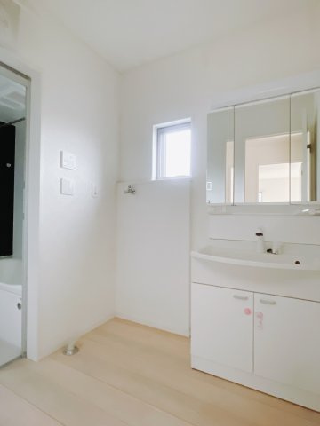 【中古戸建】前橋市川曲町の独立洗面台|■洗面室｜大きな鏡で朝の身支度もラクラク♪毎日の忙しい準備が楽しくなる洗面所です♪