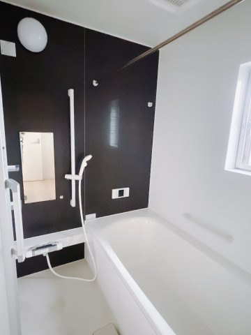 【中古戸建】前橋市川曲町の浴室|■浴室｜1日の疲れを癒せるお風呂♪足がのばせるほど広いお風呂にはエコベンチも搭載！小さいお子様も浅いベンチに座り一緒にお風呂へ入れます♪