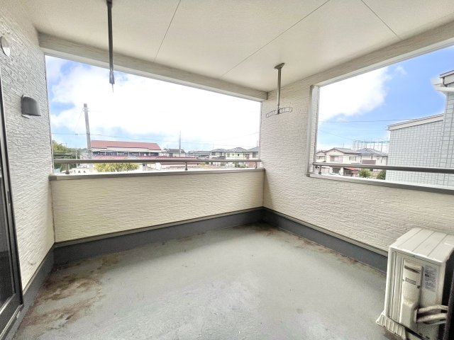 【中古戸建】前橋市川曲町のバルコニー|■バルコニー｜あたたかな陽のひかりを浴びることのできるバルコニー。お洗濯物やお布団を干せば、家族みんなが気持ちよく暮らすことができます(*^^*)