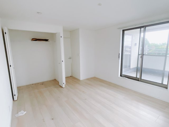 【中古戸建】前橋市川曲町の寝室|■主寝室｜広い寝室ならインテリアも自由自在にお楽しみいただけます♪お外から帰ってきた後は寝室でゆっくり自分の時間をお過ごしください。