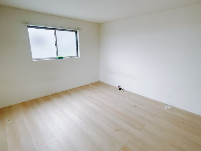 【中古戸建】前橋市川曲町の洋室|■2階洋室｜お子様の一人部屋にピッタリな洋室。木のぬくもりを感じるフローリングは、天然木の味わいが時とともに深みを増していきます。また、傷にも強く、フリーワックスでお手入れもラクラクです♪