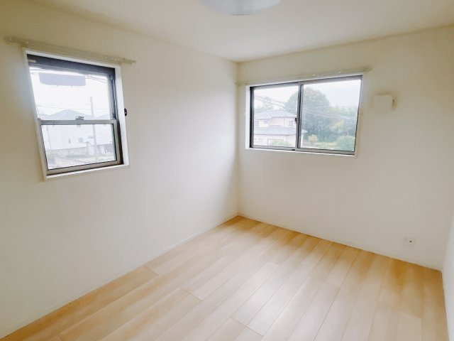 【中古戸建】前橋市川曲町の洋室|■2階洋室｜ナチュラルカラーの床です。模様替えなどとても楽しく工夫できます♪陽当たり、風通しもとても良いので毎日快適な生活スタートです！子供部屋にも良いですね♪