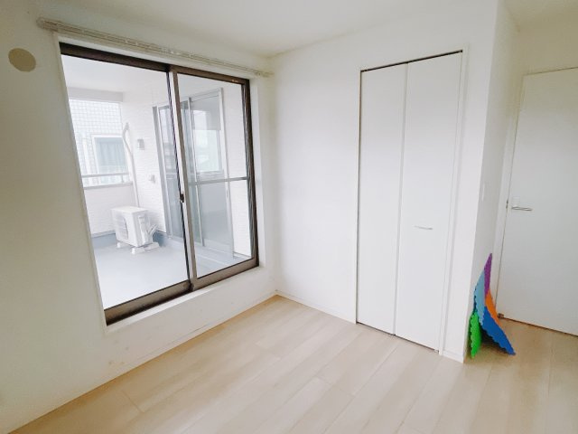 【中古戸建】前橋市川曲町の洋室|■2階洋室｜2階洋室には大きな窓をご用意しています。日中はあたたかな日差し差し込み自分時間も充実できますね＾＾