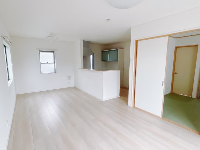 【中古戸建】前橋市川曲町の居間・リビング|■リビング｜窓から射し込む陽射しが縦横に広がり、あたたかな空間が形づくられています。ここはご家族の笑顔集まる憩いの空間です( ＾＾ )