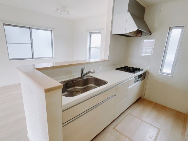 【中古戸建】前橋市川曲町のキッチン|■キッチン｜作業がはかどる広々カウンタースペース。会話がはずむ「オープンキッチン」なので家族とのコミュニケーションも活発になります。