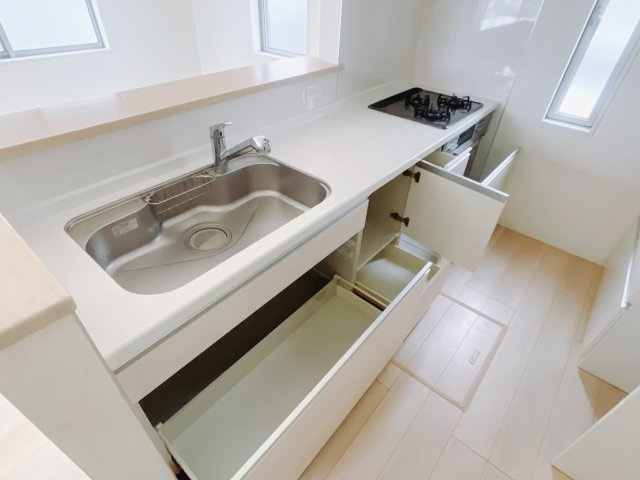 【中古戸建】前橋市川曲町のキッチン|■キッチン｜全スライド式収納キッチン♪お皿や鍋の出し入れもラクラクです（＾＾）！