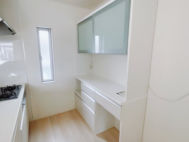 【中古戸建】前橋市川曲町のキッチン|■■キッチン｜ワークトップの幅が広く、お子様といっしょにお料理をつくったり、ちょっとしたパーティーも楽しめます。フラットなのでお掃除がしやすいのもポイントです♪