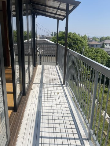 奈良市あやめ池北1丁目　中古戸建のバルコニー|バルコニーからの眺めを楽しみながら食事をしませんか