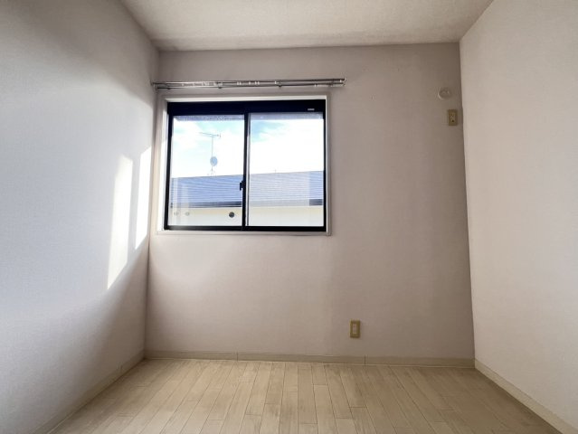 ハイツみずほA棟の洋室|使い勝手のいい洋室です