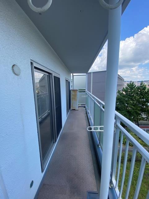 名谷六団地三一号棟のバルコニー|お洗濯にも便利なバルコニー付き