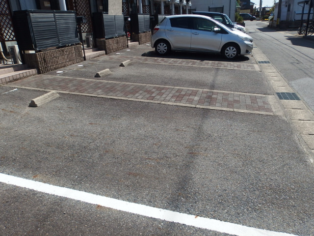 ファミール松花の駐車場