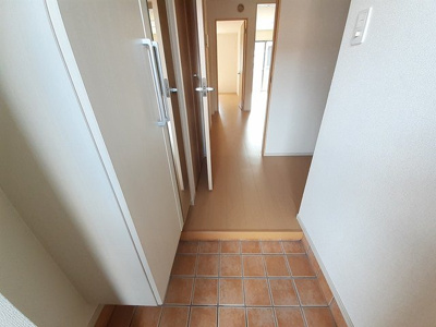 【玄関】 | グランチャレットⅠ | 明るい玄関です