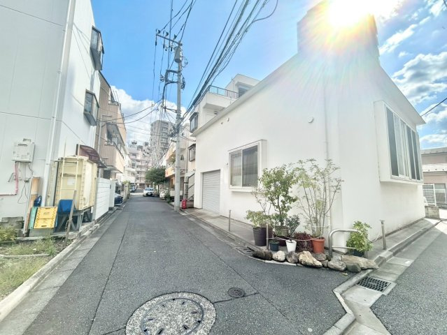 文京区関口1丁目　建築条件無し売地の前面道路含む現地写真|2025年10月17日撮影

ご見学希望・資料請求などお気軽にお問い合わせ下さい！
03-5990-5201