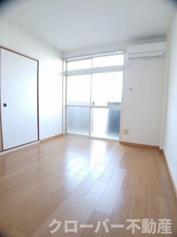 シュープ三条の居間・リビング