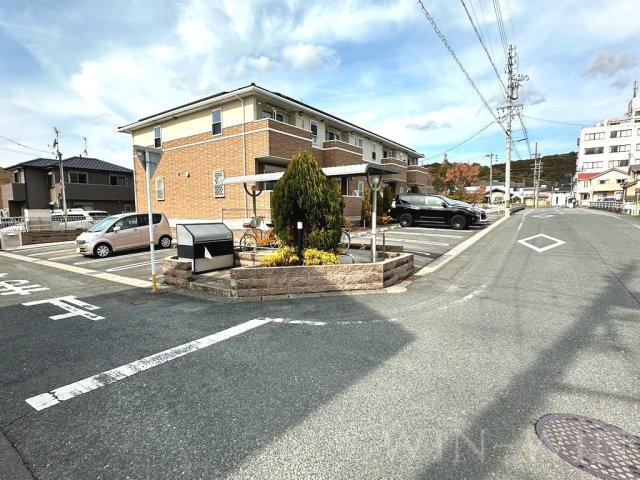 レジデンス北岩田の駐車場