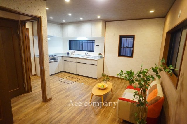 【居間・リビング】 | 八尾市刑部3丁目 | 【LDK：11.2帖】キッチンスペースに床下収納付きです♪