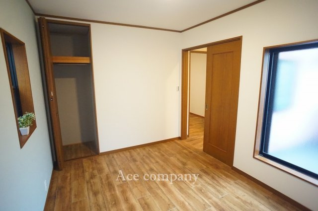 【子供部屋】 | 八尾市刑部3丁目 | 【2階：西側洋室6帖】スクエア型のバルコニーに面しています☆クローゼット完備♪