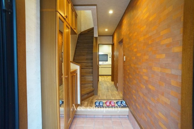 【玄関】 | 八尾市刑部3丁目 | ミラー付きのシューズボックスあります♪1階廊下に階段下収納（物入）もあります♪