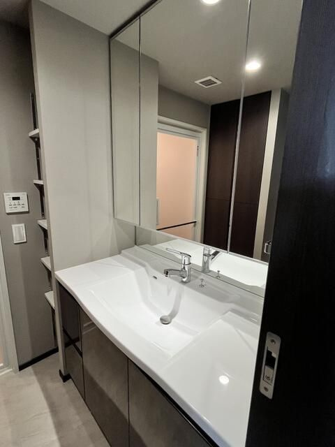 レ・ジェイド熊本日赤通りの独立洗面台