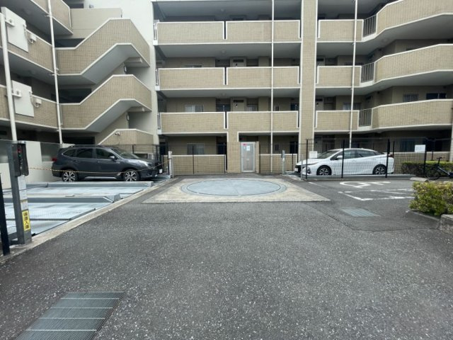 ゼファーヒルズ成増の駐車場