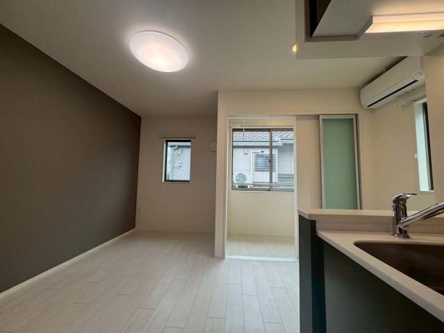 調布市富士見町４丁目のアパートの居間・リビング