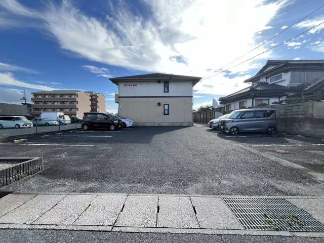 ブランシェ本生の駐車場