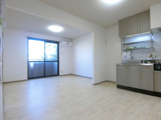 ブランシェ本生の居間・リビング|イメージ102号室の写真