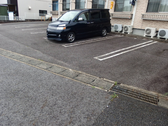 サンエフ山中の駐車場
