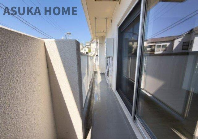 ハイラーク上大岡のバルコニー|南向きで陽当りの良いバルコニーは、風通りも良く洗濯物の渇きも早く家事の時短にもなります♪