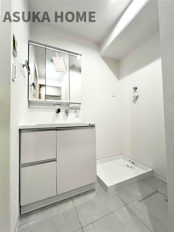 ハイラーク上大岡の独立洗面台|一日の始まりの朝、歯磨きをしたりメイクや髪をセットしたり・・・使いやすさが考えられた3面鏡です♪シャワー付水栓で洗面台でのシャンプーや毎日の掃除に大変便利ですね♪