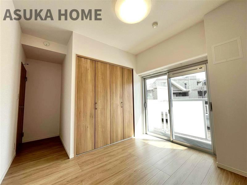 ハイラーク上大岡の洋室|広い6.7帖のマスターベッドルームは居心地◎大きな窓からたっぷりの日差しが降り注ぐ明るい室内です♪