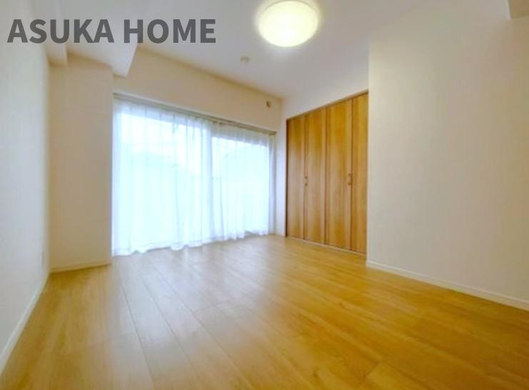 ハイラーク上大岡の洋室|大きな窓からたっぷりの日差しが降り注ぐ明るい室内です。気持ちの良い朝日を受けて、目覚めの良い健康的な朝を迎えられそうです。