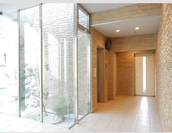 ノーブル関目のロビー