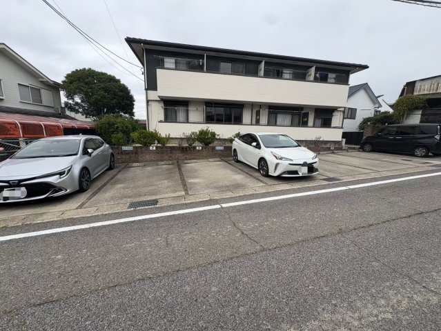 サンシャインヒルズミヨシの駐車場