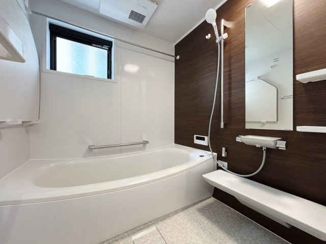 練馬区桜台4丁目 全2棟 B号棟の浴室|落ち着いた色合いの浴室
一坪タイプの浴室は足を伸ばしてゆっくりバスタイムを楽しめます
浴室換気乾燥機が標準装備です