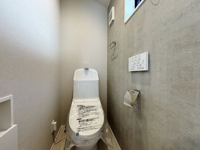 練馬区桜台4丁目 全2棟 B号棟のトイレ|2階トイレ
小窓を設けた明るく衛生的なトイレ
1階2階それぞれに設置しているので忙しい朝にも便利です	