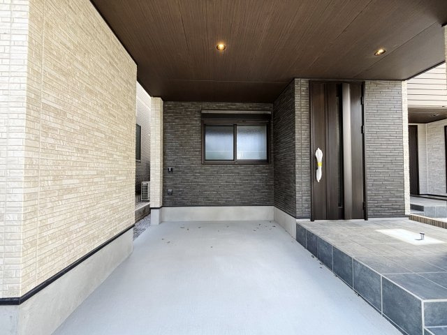 練馬区桜台4丁目 全2棟 B号棟の駐車場|大切なお車を雨風から守るビルトインガレージを設けてます
防水コンセントとEVコンセントを設置しています