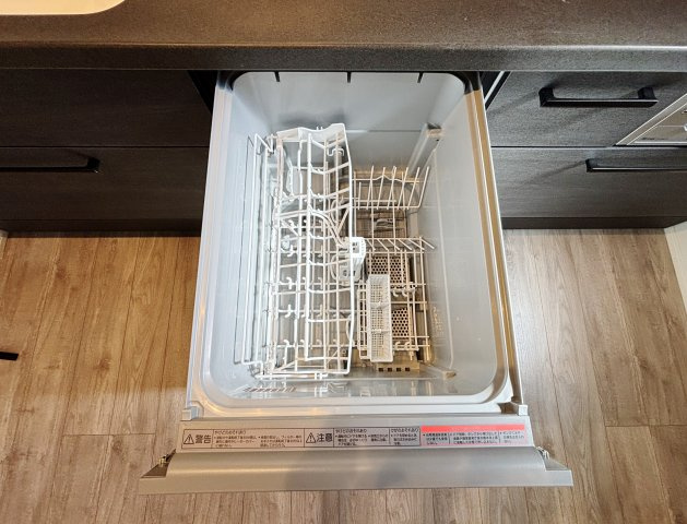 練馬区桜台4丁目 全2棟 B号棟のキッチン|食後の片づけに便利な食器洗乾燥機を装備しています