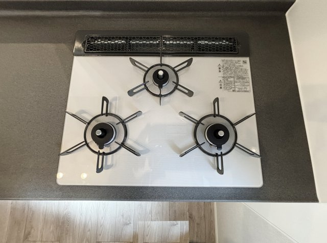 練馬区桜台4丁目 全2棟 B号棟のキッチン|手軽にお手入れができるガラストップコンロ 