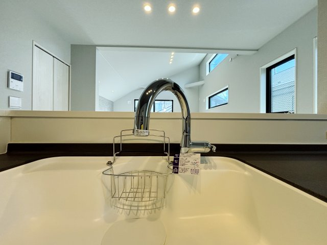 練馬区桜台4丁目 全2棟 B号棟のキッチン|衛生的にお料理ができるタッチレス水栓を設置しています 